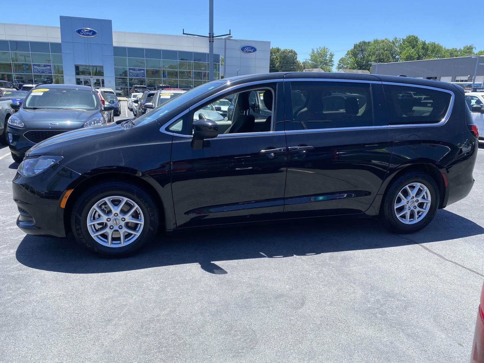 2022 Chrysler Voyager LX
