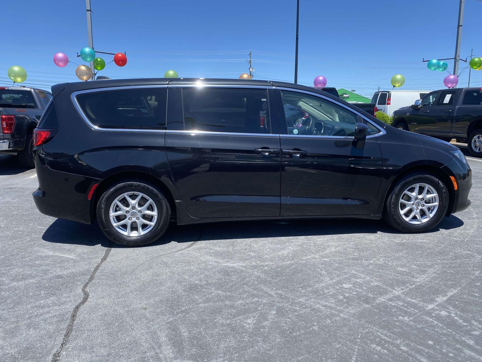 2022 Chrysler Voyager LX
