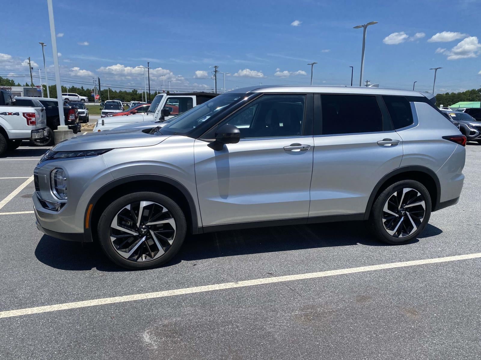 2022 Mitsubishi Outlander Base